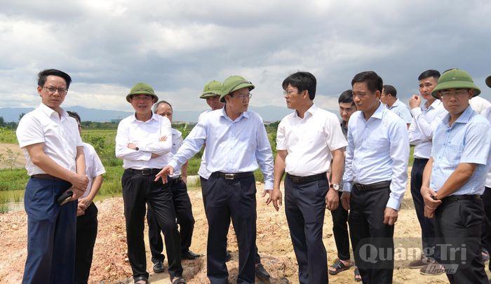 Đồng chí Phan Phong Phú, Phó Chủ tịch UBND tỉnh yêu cầu phường Đồng Thuận bàn giao mặt bằng cho đơn vị thi công trong giữa tháng 9 - Ảnh: C.H