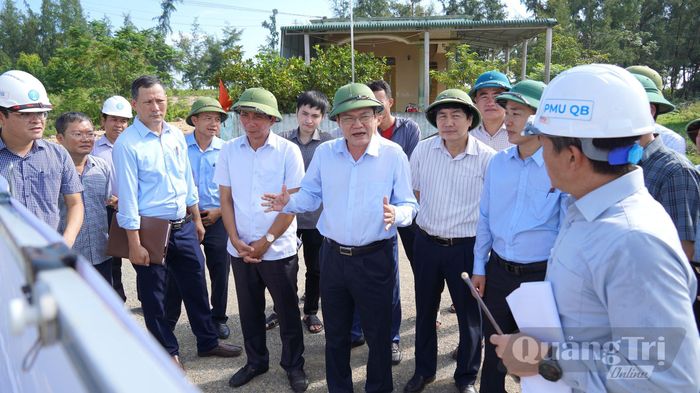 Đồng chí Phan Phong Phú, Phó Chủ tịch UBND tỉnh yêu cầu chủ đầu tư và đơn vị thi công đẩy nhanh tiến độ thi công - Ảnh: C.H
