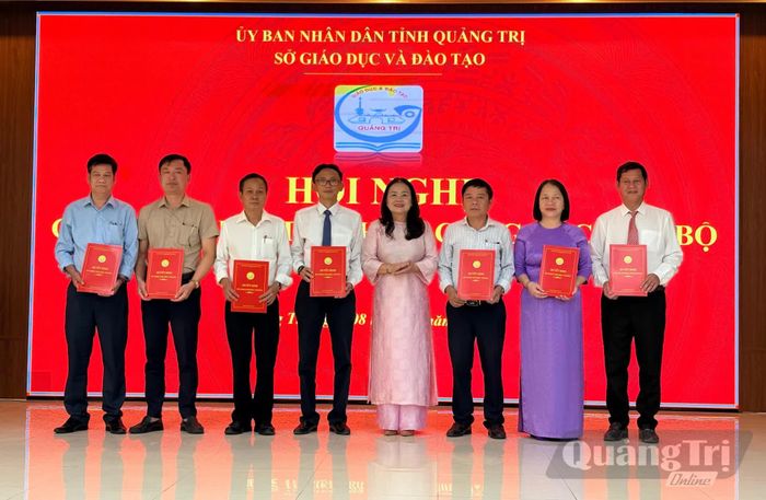 Đại diện lãnh đạo Sở Giáo dục và Đào tạo trao quyết định bổ nhiệm các Phó Hiệu trưởng - Ảnh: H.L