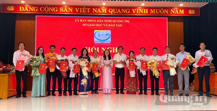 Đại diện lãnh đạo Sở Giáo dục và Đào tạo tặng hoa chúc mừng và trao quyết định bổ nhiệm 20 Phó Hiệu trưởng các đơn vị sự nghiệp công lập - Ảnh: H.L