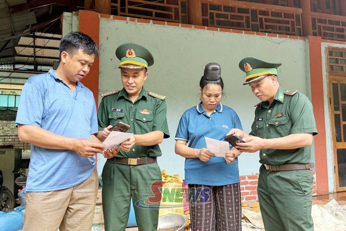 Cán bộ Đồn Biên phòng Chiềng On tuyên truyền, phổ biến pháp luật cho nhân dân vùng biên.