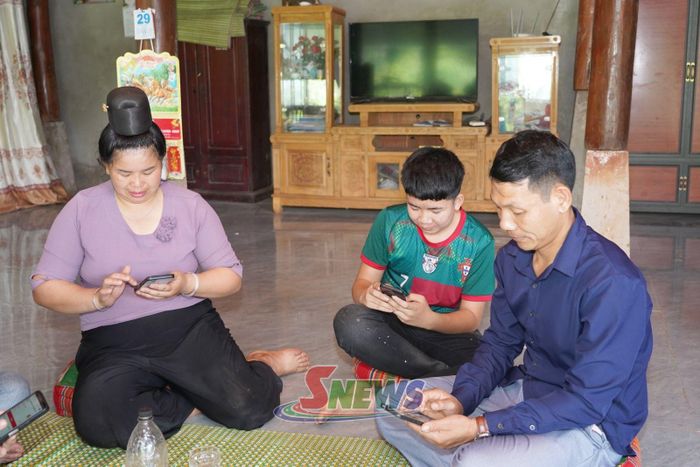 Nhân dân bản Phúc Kềm, xã Mường Khiêng học tập sử dụng các ứng dụng số.Ảnh: PV