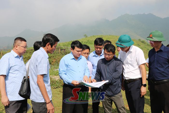 Đồng chí Đặng Ngọc Hậu cùng đoàn công tác kiểm tra đường từ bản Lũng Khoai đi bản Suối Tọ.