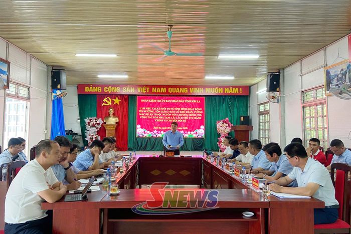 Đồng chí Đặng Ngọc Hậu cùng đoàn công tác làm việc với xã Suối Tọ.