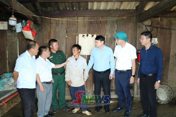 Đồng chí Đặng Ngọc Hậu cùng đoàn công tác kiểm tra xóa nhà tạm.