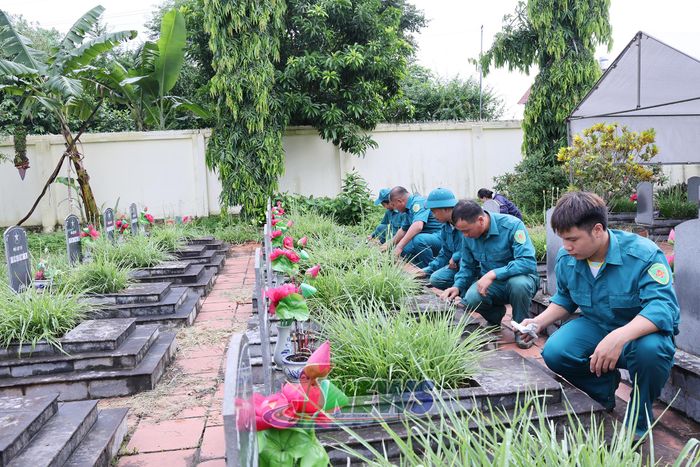 Chiến sĩ dân quân xã Mai Sơn tham gia quá trình lấy mẫu giám định xác định danh tính liệt sĩ