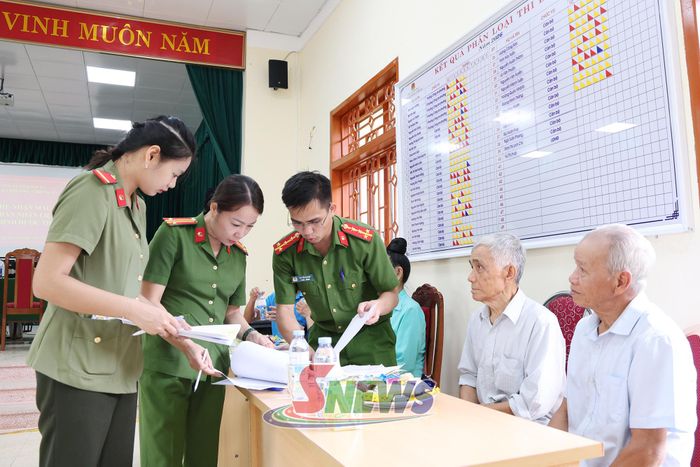 Cán bộ Công an đối chiếu thông tin trước khi lấy mẫu giám định ADN cho thân nhân liệt sĩ