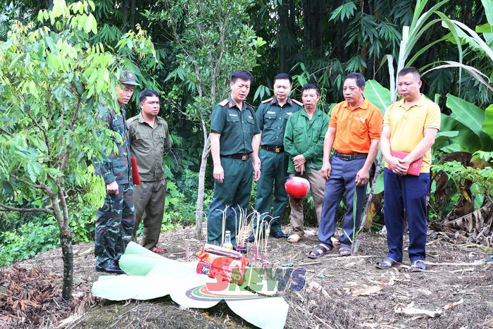 Cán bộ Phòng Chính trị, Bộ CHQS tỉnh khảo sát, xác minh thông tin về phần mộ liệt sĩ tại xã Chiềng Hặc