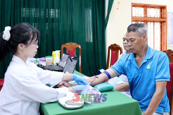 Lực lượng chức năng lấy mẫu giám định ADN cho thân nhân liệt sĩ
