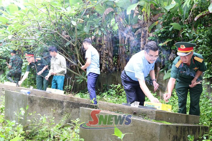 Cán bộ Ban Chính sách, Phòng Chính trị, Bộ CHQS tỉnh khảo sát, xác minh thông tin về phần mộ liệt sĩ tại xã Muổi Nọi