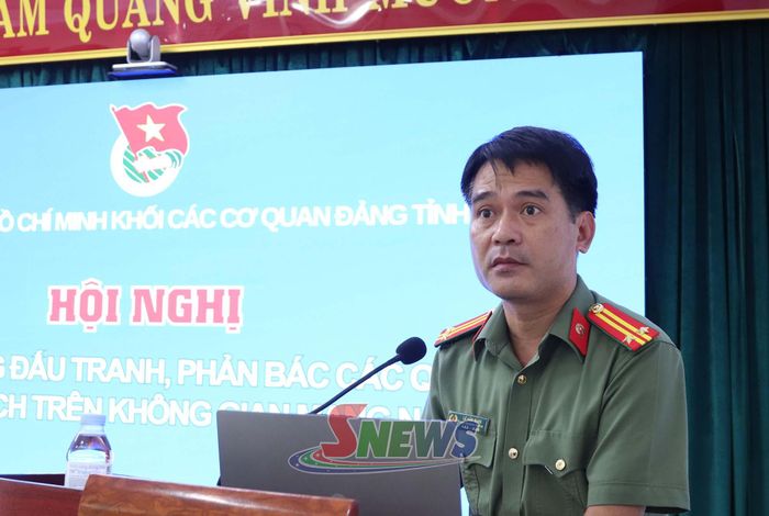 Lãnh đạo Phòng Chính trị nội bộ, Công an tỉnh trao đổi tại lớp tập huấn.