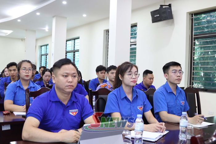 Cán bộ đoàn tham dự hội nghị.