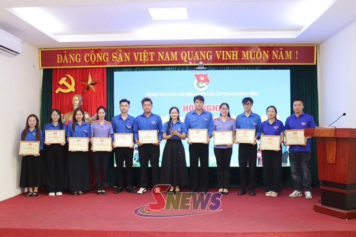 Ban Thường vụ Đoàn Khối các cơ quan Đảng tỉnh trao giấy khen cho các cá nhân có thành tích tiêu biểu trong Chiến dịch Thanh niên tình nguyện hè năm 2026.