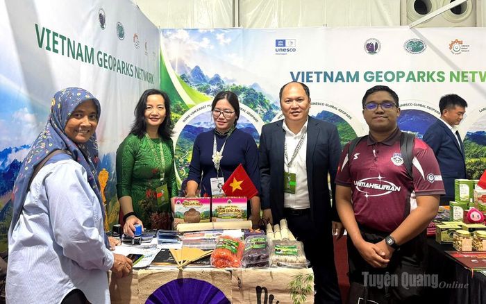 Gian hàng trưng bày sản phẩm đặc trưng và thông tin của Cao nguyên đá Đồng Văn Tuyên Quang.