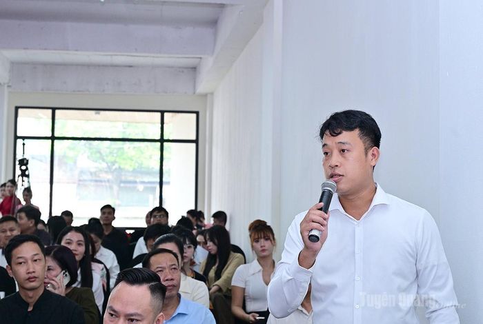 Phóng viên đặt câu hỏi cho Ban tổ chức buổi họp báo.