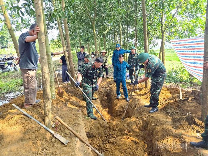 Lực lượng chức năng tiến hành khai quật tại 3 vị trí được xác định là các ngôi mộ liệt sĩ.