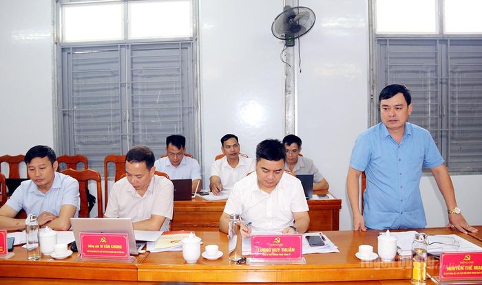 Lãnh đạo xã Yên Hoa báo cáo với Đoàn kiểm tra, giám sát việc khắc phục hạn chế trong lĩnh vực xây dựng, củng cố tổ chức đảng.