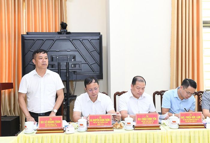 Đồng chí Lê Quang Toàn, Bí thư Đảng ủy, Chủ tịch HĐND xã phát biểu tại buổi làm việc. Ảnh Huy Hoàng