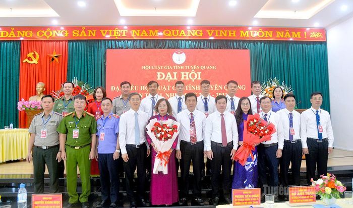Lãnh đạo Hội Luật gia Việt Nam và lãnh đạo, đại diện Ủy ban MTTQ Việt Nam tỉnh tặng hoa chúc mừng Ban Chấp hành Hội Luật gia tỉnh khóa I, nhiệm kỳ 2026-2031.