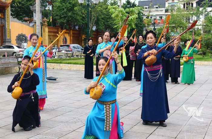 Nhiều tiết mục múa, hát then cách tân được các thành viên phân hội hát then phía Nam trình diễn phục vụ nhân dân.