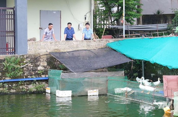 Đảng viên Lê Thanh Bắc (đầu tiên từ trái sang) luôn nỗ lực phấn đấu hoàn thành xuất sắc mọi nhiệm vụ được giao.