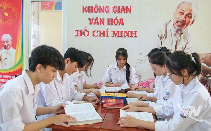 Chi bộ Trường THPT Lưu Nhân Chú chú trọng bồi dưỡng lý tưởng của Đảng cho quần chúng ưu tú.