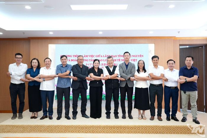 Các đại biểu chụp ảnh lưu niệm.