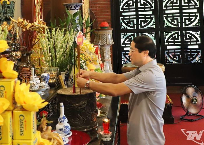 Đồng chí Bí thư Tỉnh ủy Trịnh Xuân Trường dâng hương tưởng nhớ Chủ tịch Hồ Chí Minh.