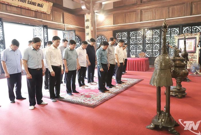 Đoàn công tác dâng hương tại Nhà tưởng niệm Chủ tịch Hồ Chí Minh thuộc Khu di tích quốc gia đặc biệt ATK Định Hóa.
