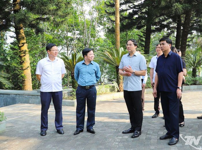 Đồng chí Bí thư Tỉnh ủy Trịnh Xuân Trường và Đoàn công tác khảo sát tại xã Phú Đình.