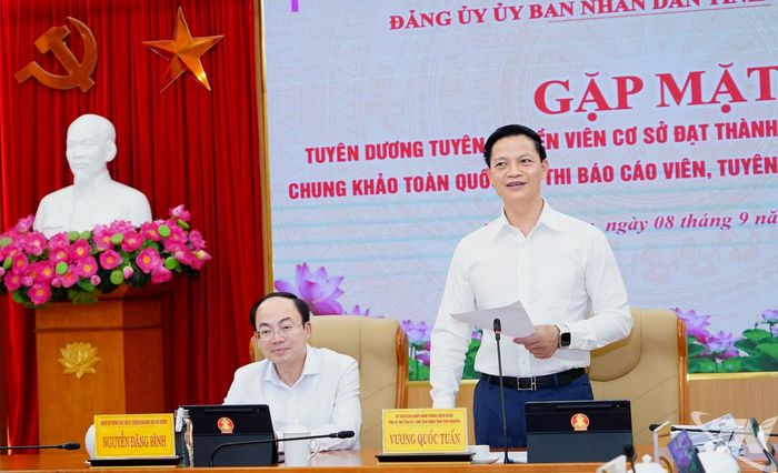 Đồng chí Chủ tịch UBND tỉnh Vương Quốc Tuấn phát biểu chúc mừng tuyên truyền viên cơ sở đạt giải Nhì Chung khảo toàn quốc.