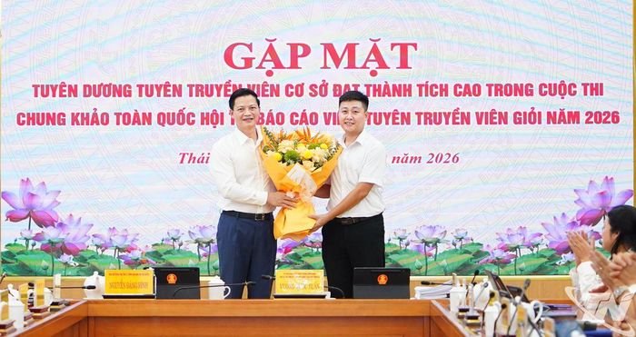 Đồng chí Chủ tịch UBND tỉnh Vương Quốc Tuấn chúc mừng tuyên truyền viên cơ sở đoạt giải Nhì Chung khảo toàn quốc Hội thi Báo cáo viên, tuyên truyền viên giỏi năm 2026.