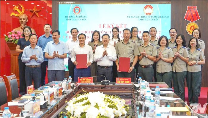 Ban Thường trực Ủy ban MTTQ tỉnh và Thi hành án dân sự tỉnh ký Quy chế phối hợp.