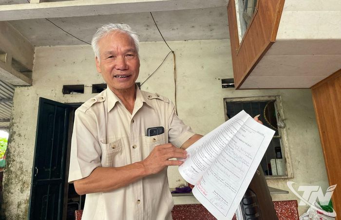 Ông Vũ Đình Cam lưu giữ những hợp đồng giao khoán trồng chè được ký kết cách đây 18 năm.
