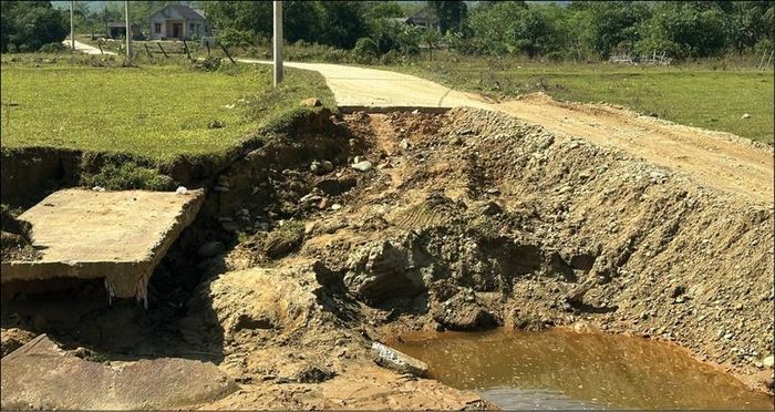 Mưa lũ làm các tuyến đường dân sinh, bờ sông bị sạt lở ở các xã vùng A Lưới.