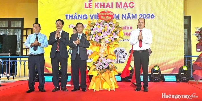 Lãnh đạo thành phố tặng hoa chúc mừng Lễ khai mạc Tháng việc làm năm 2026.