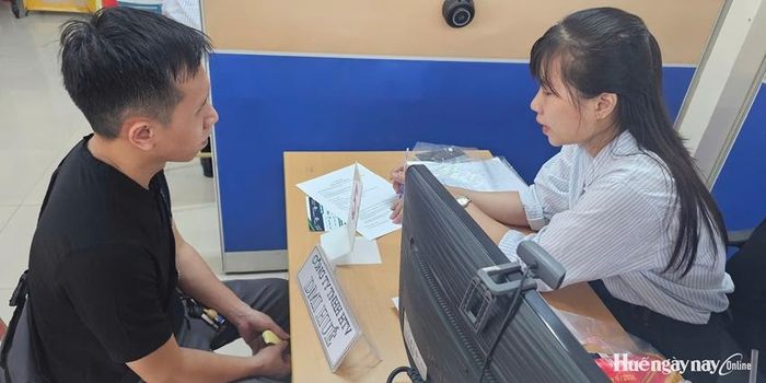Đại diện doanh nghiệp (phải) phỏng vấn tuyển dụng người lao động ngay sau lễ khai mạc.