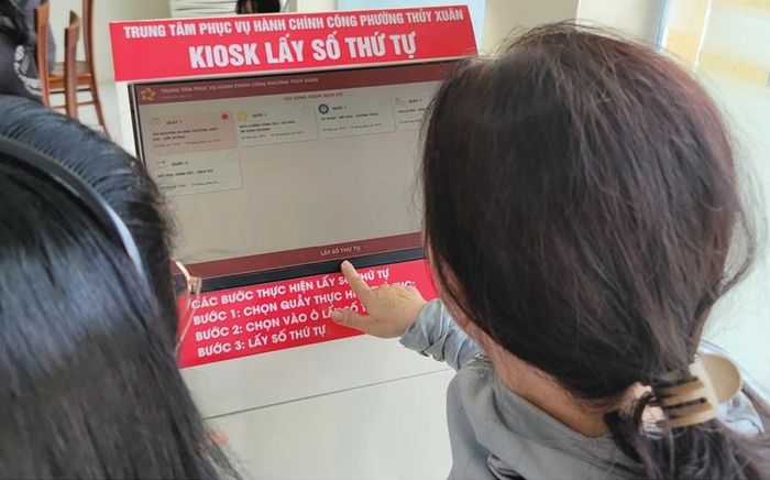 Hướng dẫn người dân lấy số đăng ký loại hình thủ tục hành chính tại Trung tâm Phục vụ hành chính công phường Thủy Xuân.