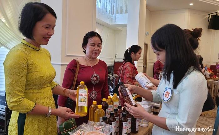 Các gian hàng giới thiệu sản phẩm khởi nghiệp của các dự án tham gia Cuộc thi 
