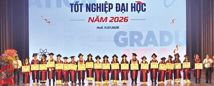 Trường Đại học Khoa học khen thưởng và trao bằng cử nhân năm 2026.