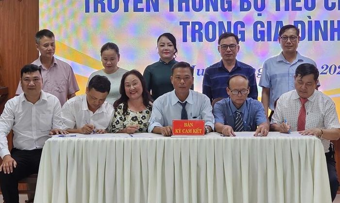Ký kết truyền thông Bộ tiêu chí ứng xử trong gia đình tại Sở Văn hóa.