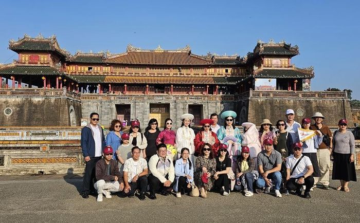 Du khách tham quan di sản Huế