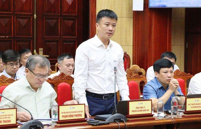Phó Tổng giám đốc EVNNPT- Lưu Việt Tiến báo cáo tại buổi làm việc