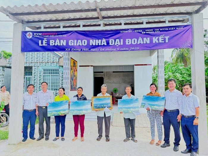 Đại diện Công ty Nhiệt điện Duyên Hải và chính quyền địa phương trao quà, chúc mừng các hộ gia đình trong ngày đón nhận mái ấm mới