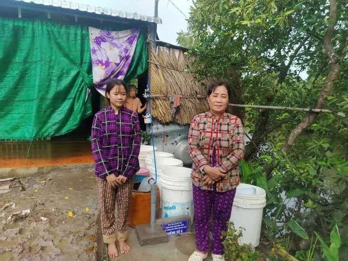 Gia đình nhận bàn giao giếng nước sạch