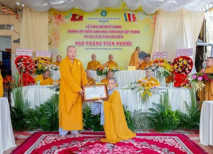 Thượng tọa Thích Tâm Khiết trao quyết định thành lập đến Sư cô Thích nữ Huệ Ánh