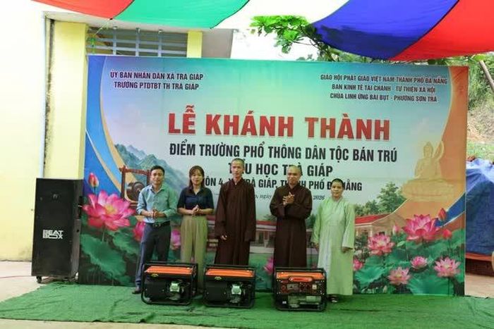  Ban Tổ chức trao tặng nhà trường một máy phát điện phục vụ sinh hoạt và công tác giảng dạy 