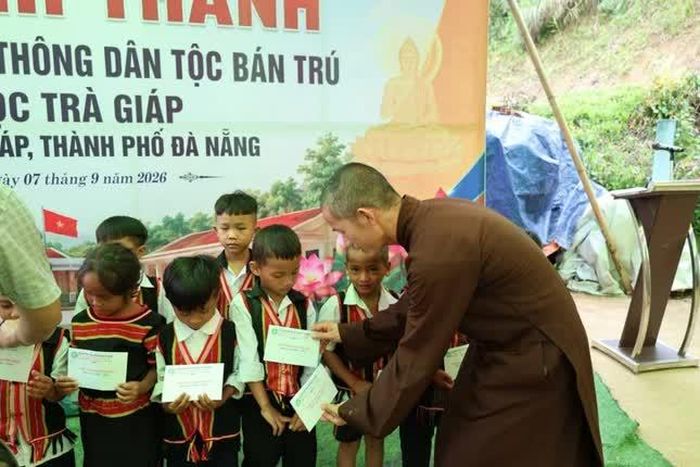  Trao quà đến các em học sinh 