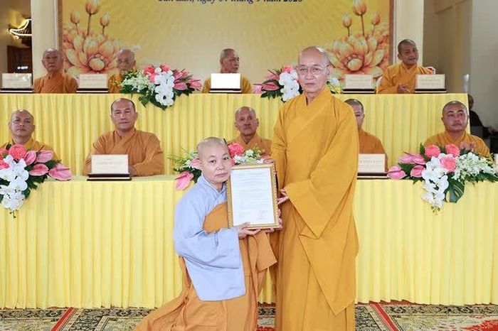 Thượng tọa Thích Quảng Tâm trao Giấy chứng nhận đăng ký sinh hoạt tôn giáo tập trung của Điểm sinh hoạt tôn giáo tập trung Thiên Minh đến Sư cô Thích nữ Như Dung