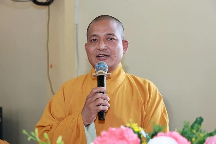 Thượng tọa Thích Lệ Duyên thông qua Giấy chứng nhận đăng ký sinh hoạt tôn giáo tập trung của Điểm sinh hoạt tôn giáo tập trung Thiên Minh theo Quyết định số 1081/GCN-UBND 